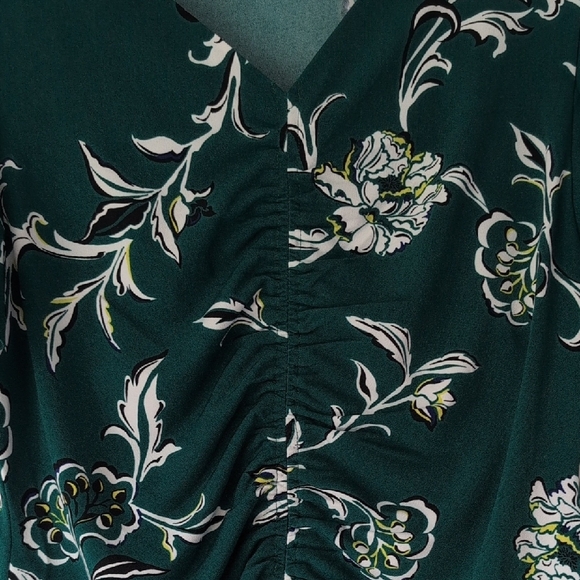 White House Black Market Green Floral V-Neck Blouse - Picture 4 of 4